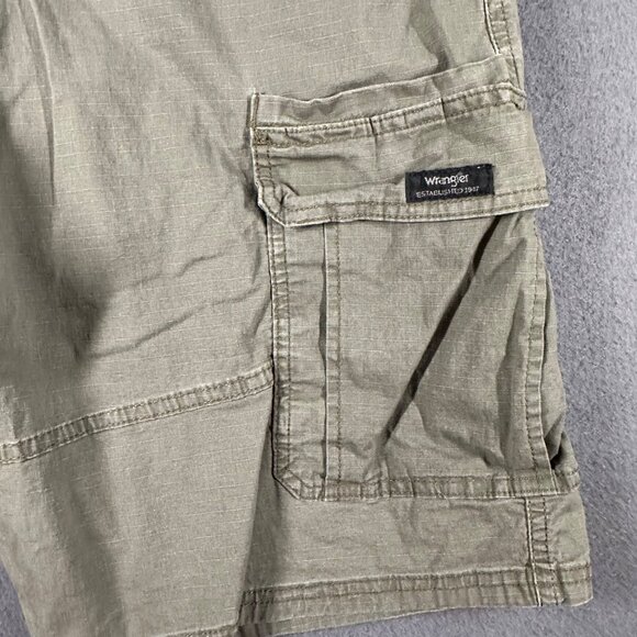 Wrangler Mens 38x10 Olive Green Relaxed Fit Cargo Shorts‎ Flat Front Pockets - Picture 3 of 6